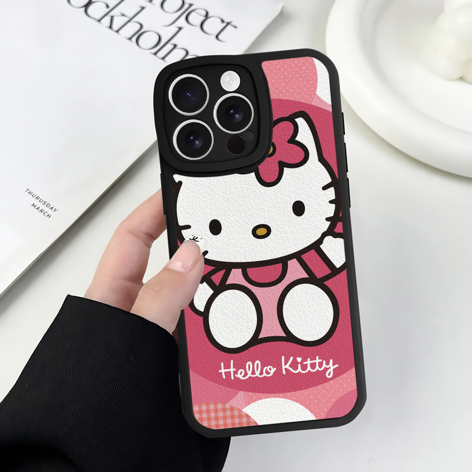 （画像用） Hello Kitty ハローキティ 【iPhone 16シリーズ対応】シリコンスマホケース（レザー調） 材質：シリコン